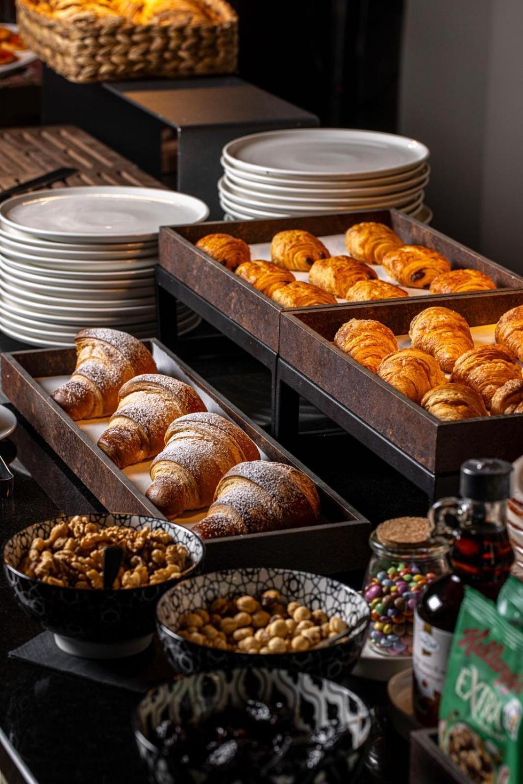 Roma Luxus Hotel Εξωτερικό φωτογραφία A selection of pastries