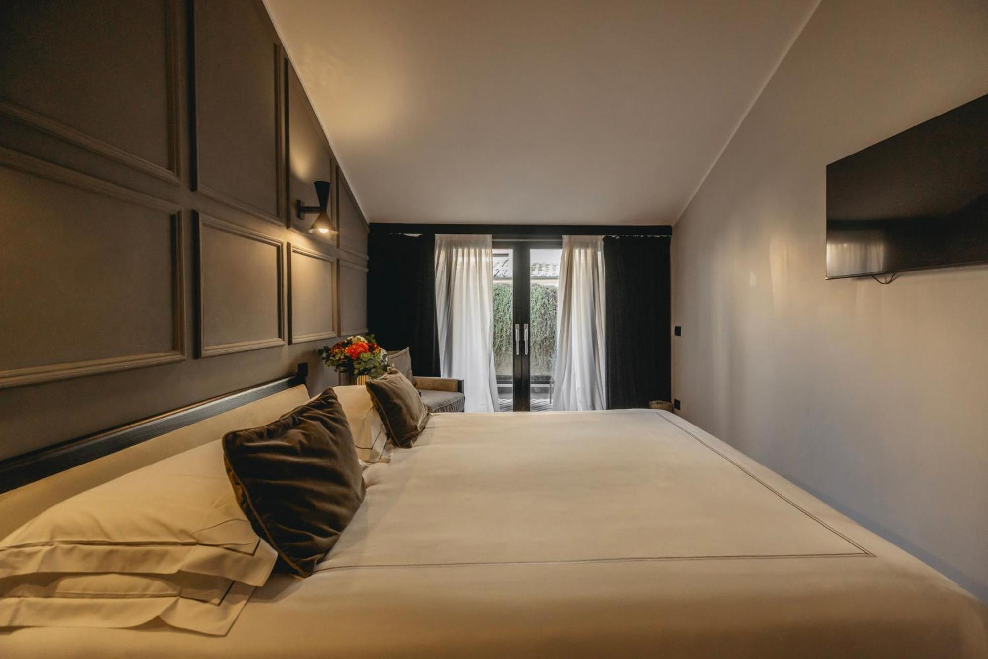 Roma Luxus Hotel Εξωτερικό φωτογραφία A room at the hotel