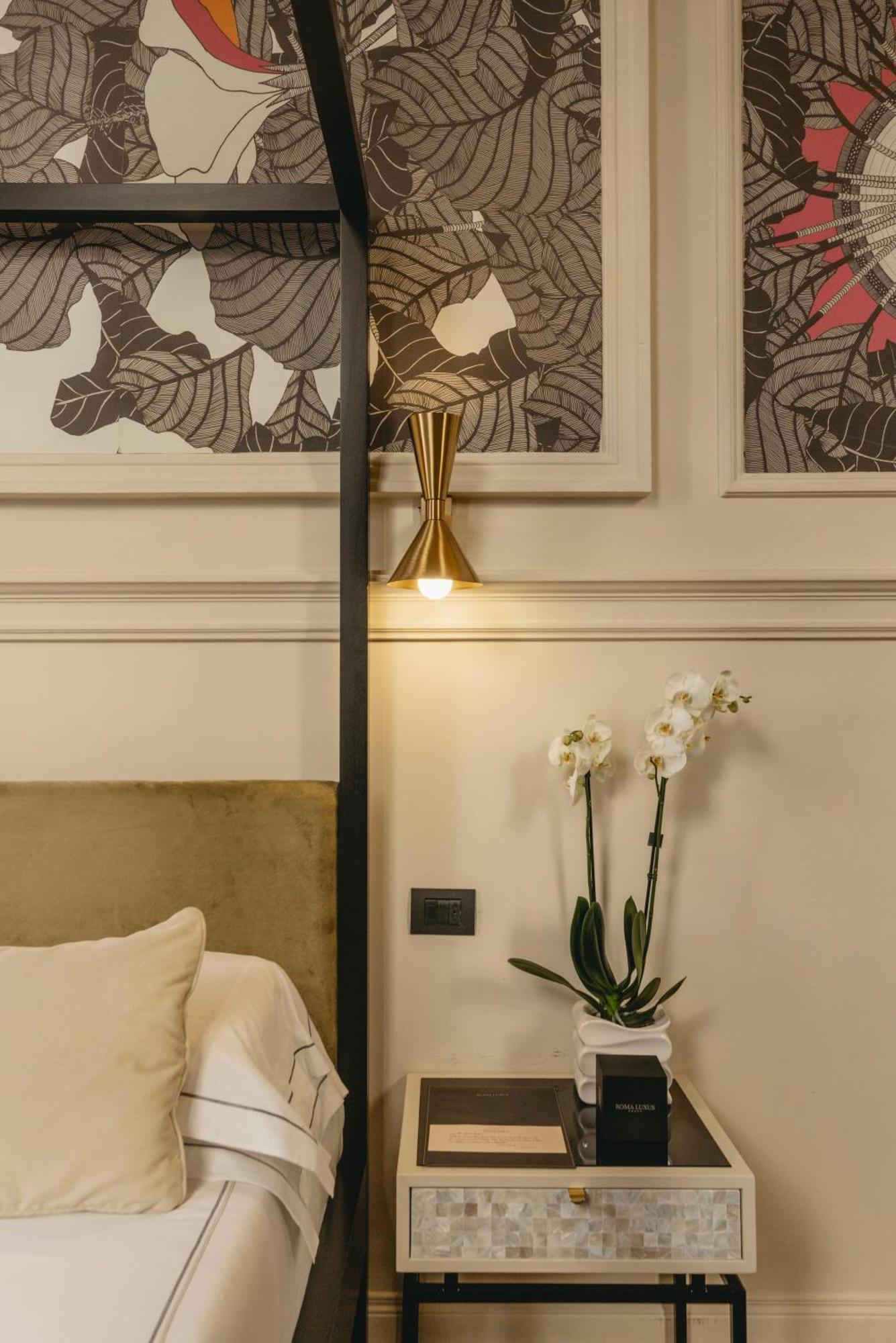 Roma Luxus Hotel Εξωτερικό φωτογραφία A wall light